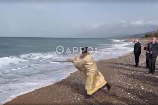 Ιερέας πετά τον σταυρό